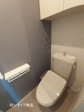 トイレ　落ち着いた色調のトイレです