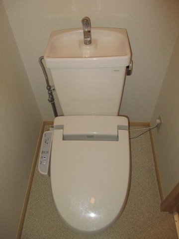 ＪＲ高崎線 鴻巣駅 徒歩19分 2階建 築33年のトイレ写真