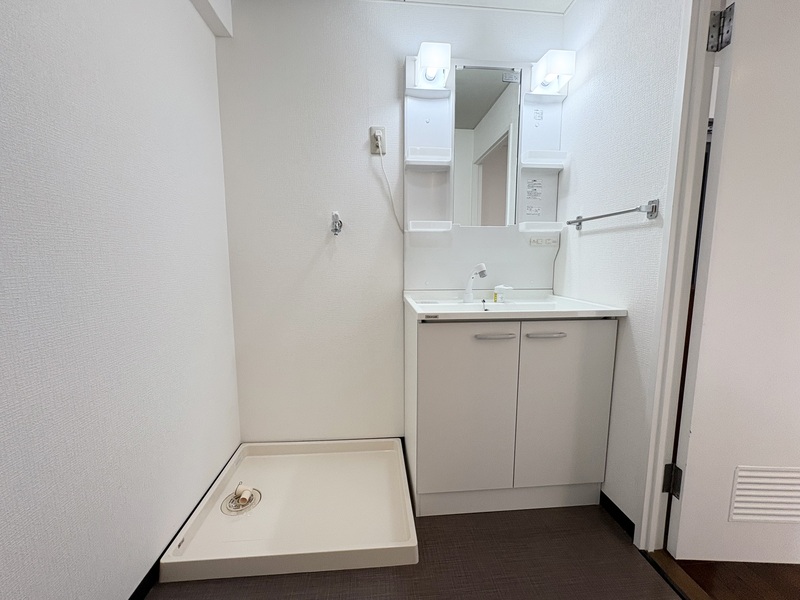 洗面設備　※写真は別号室のものですので現状優先とさせていただきます