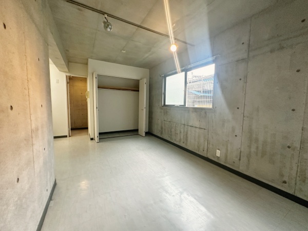 居室・リビング　角部屋・２面採光の居室※クリーニング前の写真です