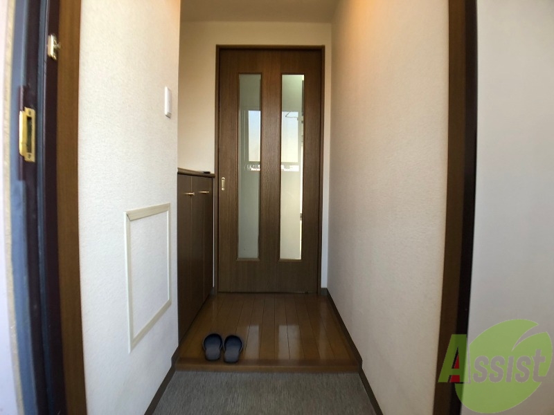 玄関　玄関から撮影しました。お部屋の明るさが伝わりますね。