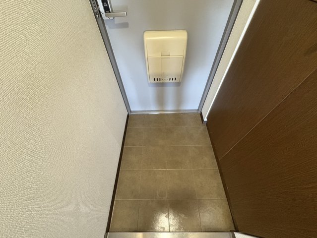 玄関　同物件別部屋写真