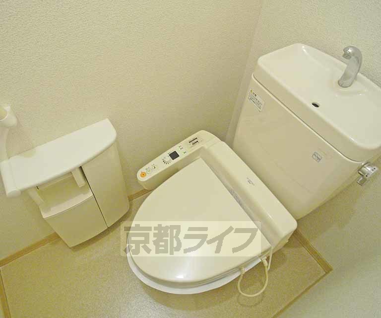 トイレ　ウォシュレット付いてます。