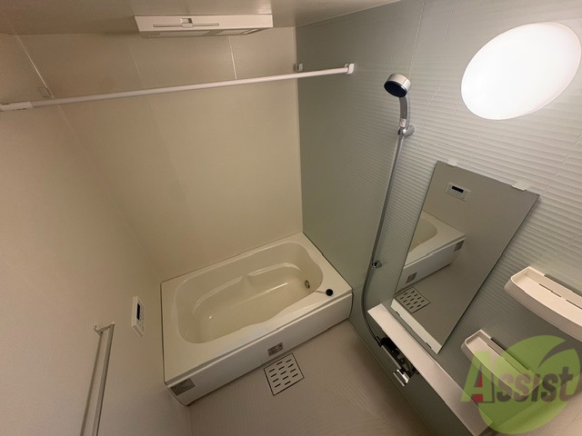 バス・シャワールーム　浴槽は肩まで浸かれるくらいの広さでした。