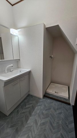 洗面設備　洗面台（新品）、洗濯機置き場（新品）です