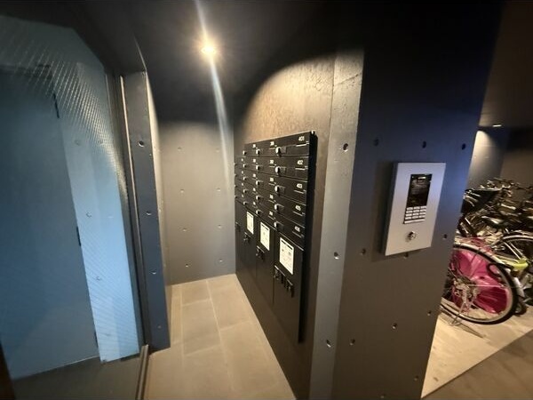 エントランス　不在時でも配達物の受け取りが可能な宅配ボックス付きです♪