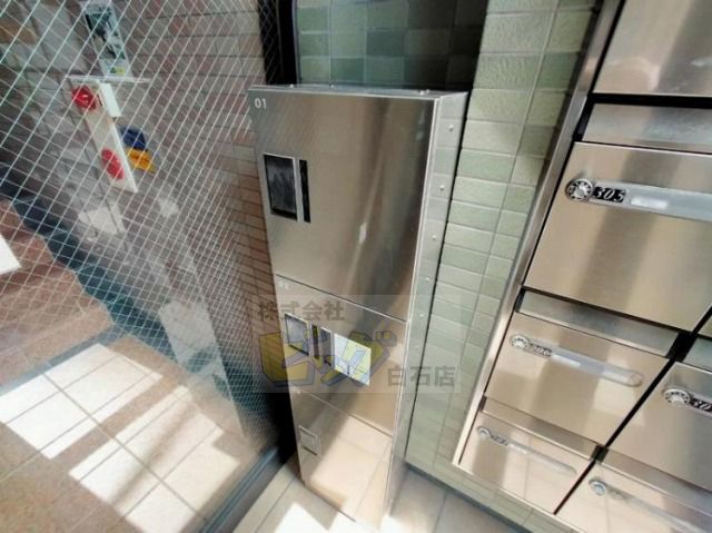エントランス　留守中も荷物が受け取れて便利な宅配ＢＯＸ完備しています♪