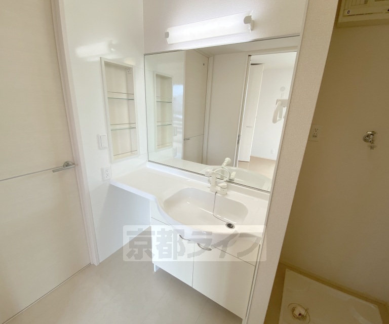 洗面設備　収納棚も充実してる洗面化粧台です。