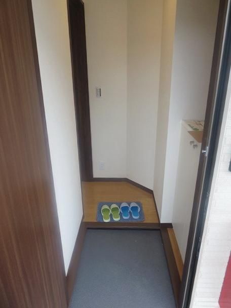 玄関　玄関入ってすぐにお部屋が見えない女性に嬉しい造りです