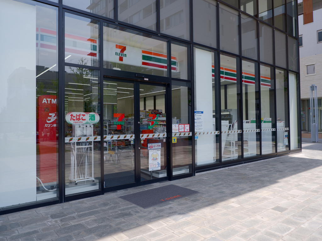 コンビニ　セブンイレブンプレミアヨコハマ店（コンビニ）まで217m