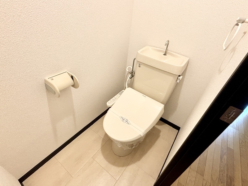 トイレ　写真は別号室になります