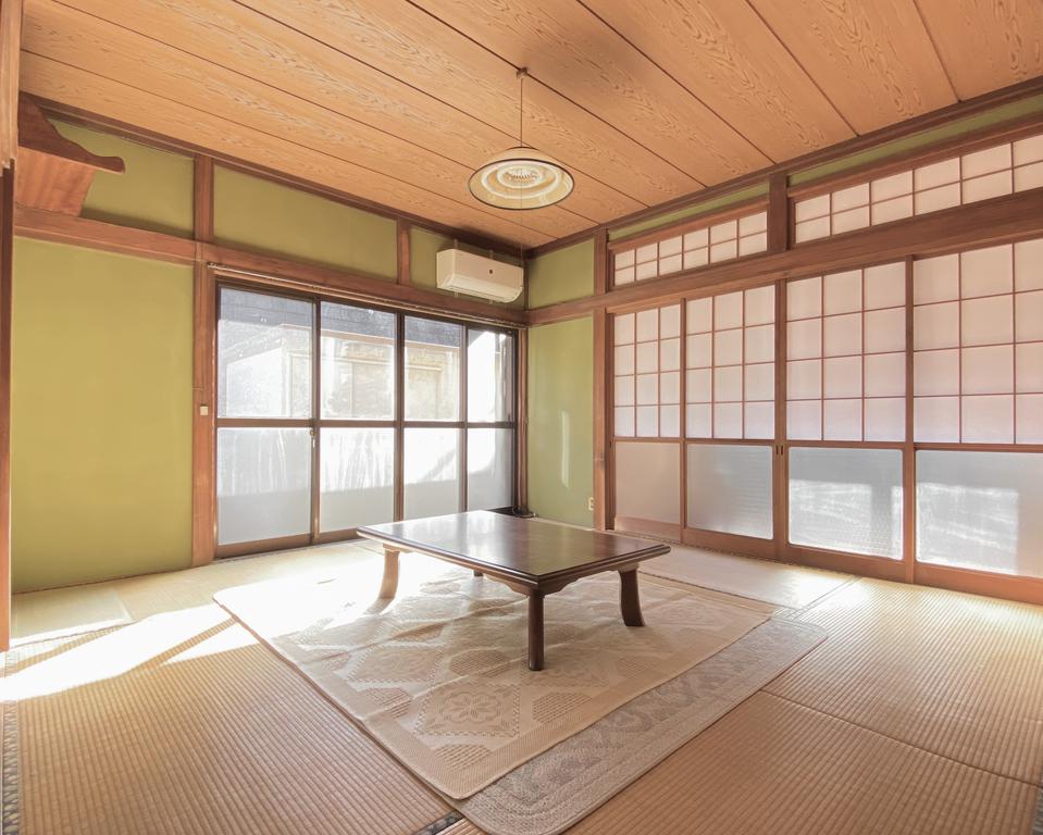 滑川町1丁目庭付戸建ての居間写真