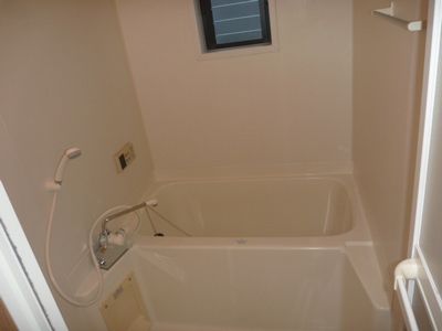 バス・シャワールーム　小窓付き浴室