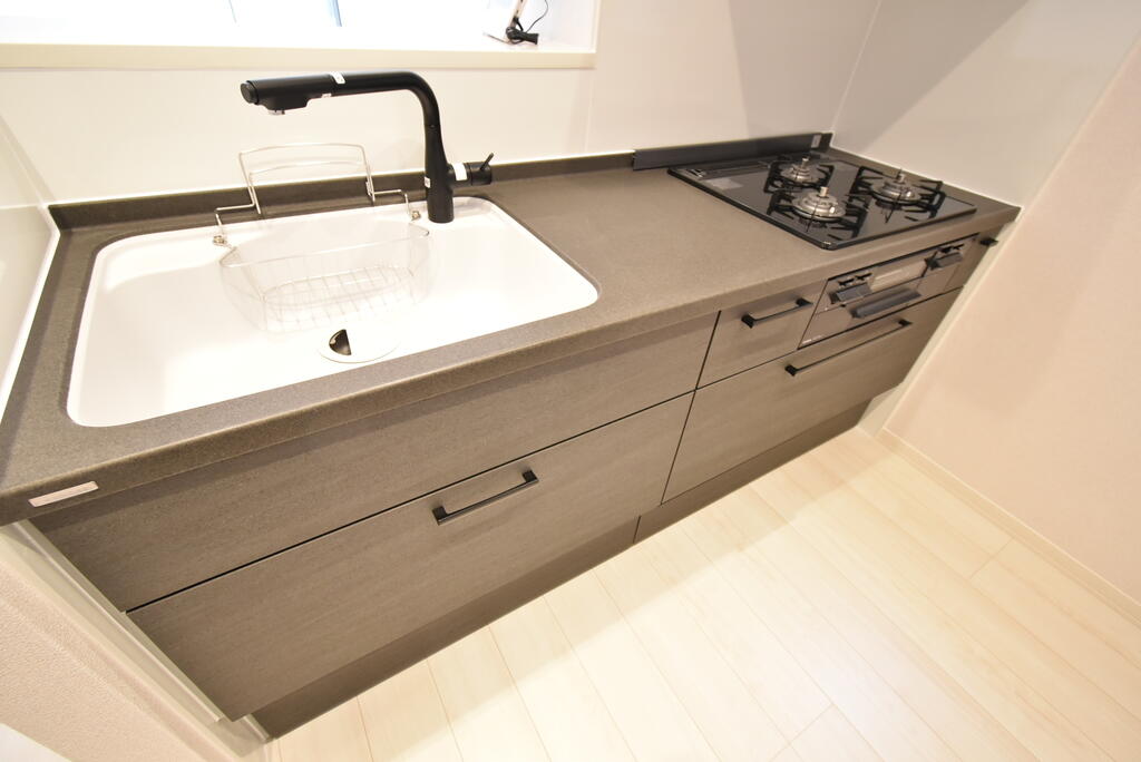 キッチン　人造大理石ワークトップはサンドブラック