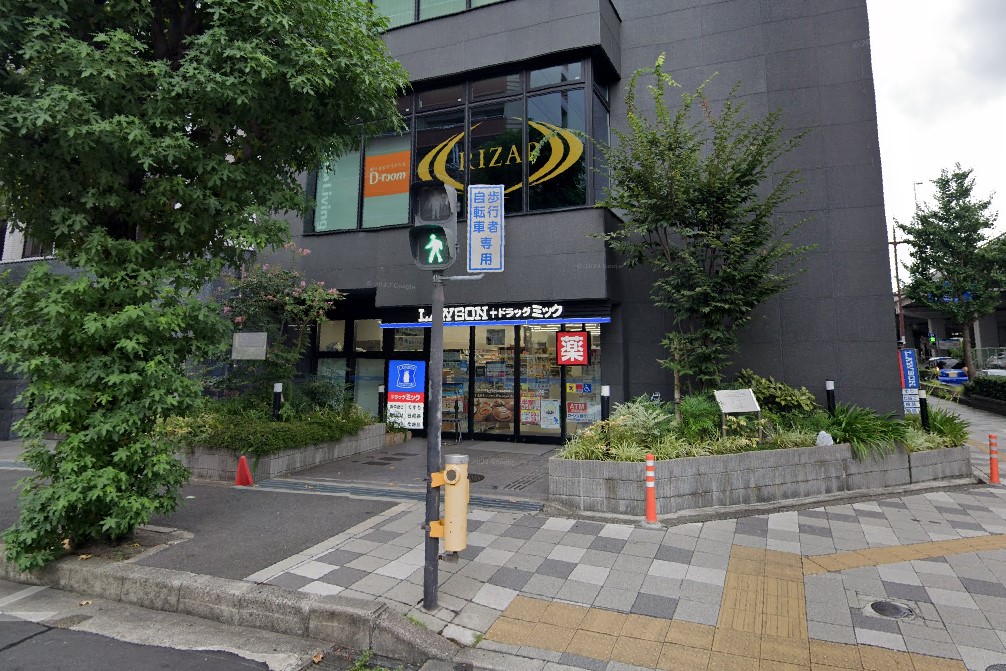 コンビニ　ローソンドラッグミック江坂広芝町店（コンビニ）まで562m