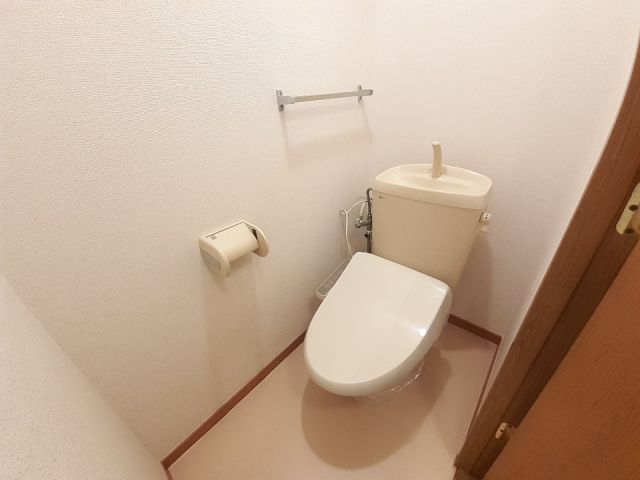 【名張市鴻之台２番町のアパートのトイレ】