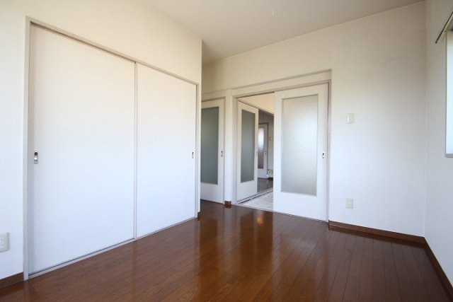 居室・リビング　同物件、別号室のものです。