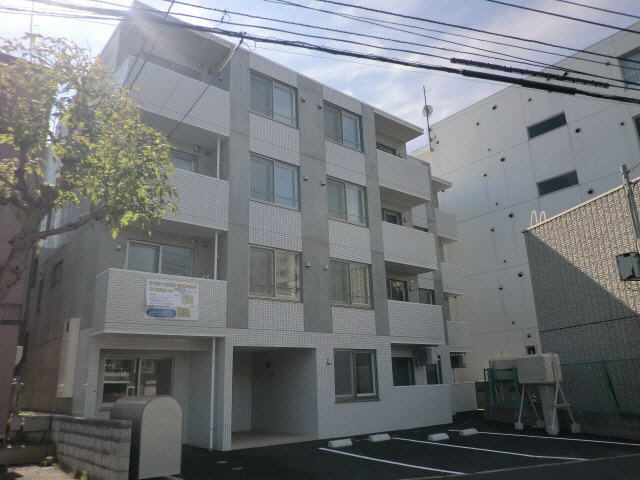 札幌市東区北十二条東のマンションの建物外観