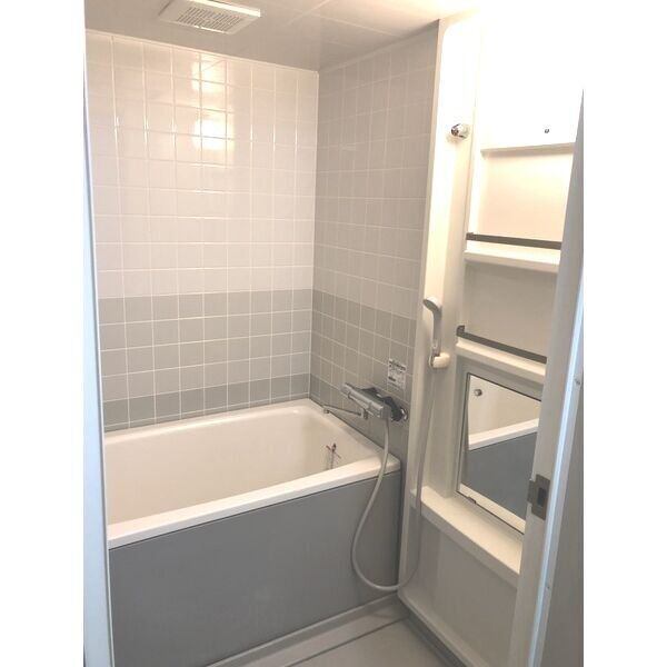 バス・シャワールーム　清潔感のある浴室