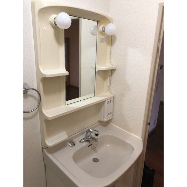 洗面設備　鏡のサイドに収納もあり便利です♪