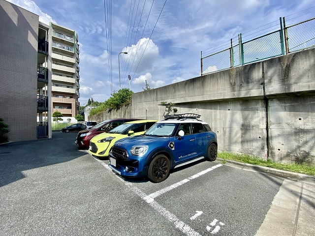 【豊中市若竹町のマンションの駐車場】