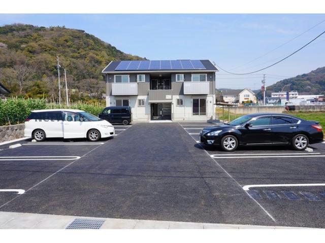 【西尾市西幡豆町のアパートの駐車場】