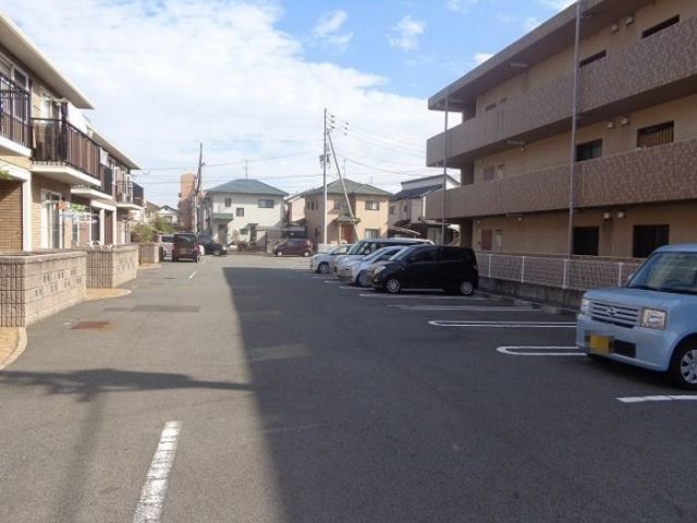 【松山市清住のアパートの駐車場】