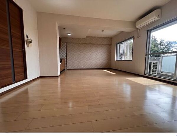 居室・リビング　リビング／ダイニング　｜　２ヶ所の窓から採光＆通風良好♪