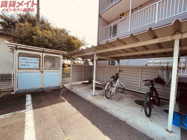 【いなべ市藤原町志礼石新田のマンションのエントランス】