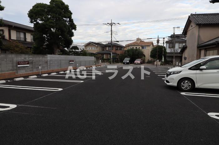 【上尾市大字原市のアパートの駐車場】