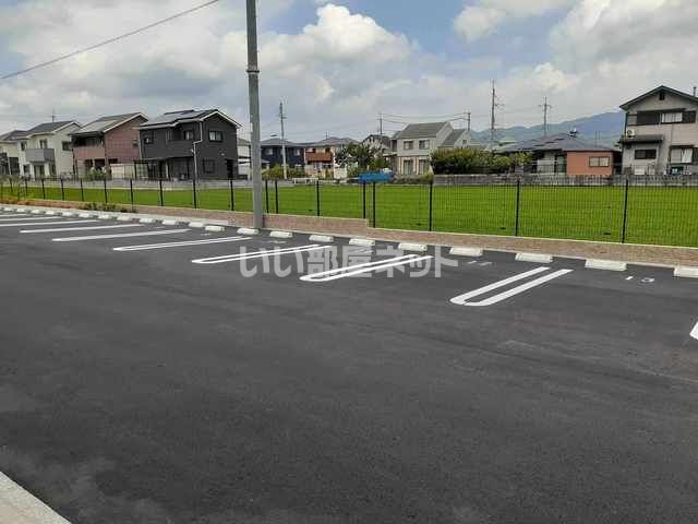 【紀の川市畑野上のアパートの駐車場】