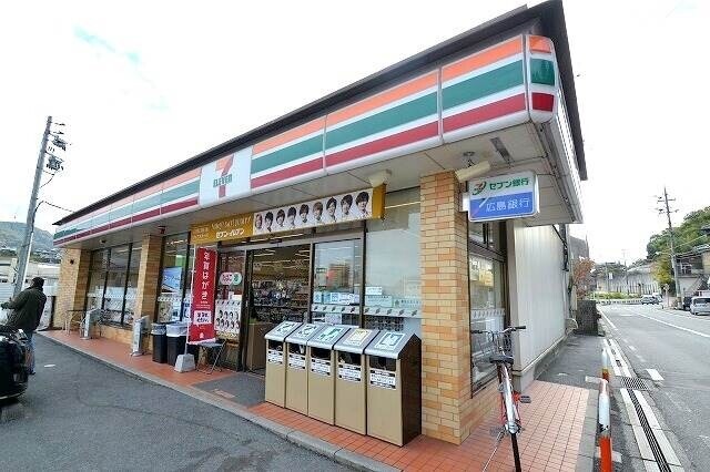 【広島市安佐南区伴中央のアパートのコンビニ】