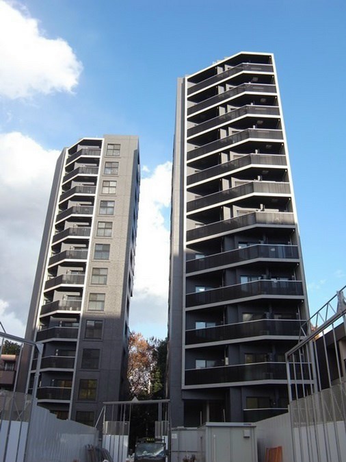 【渋谷区千駄ヶ谷のマンションの建物外観】