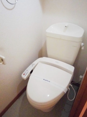 トイレ　バストイレ別。温水洗浄便座