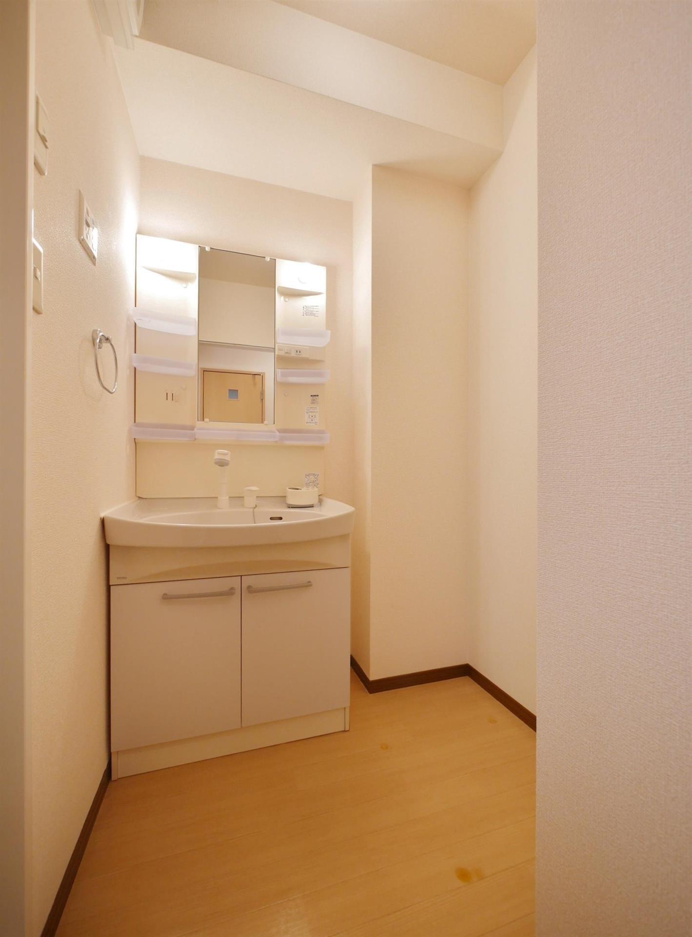 洗面設備　【同仕様写真】