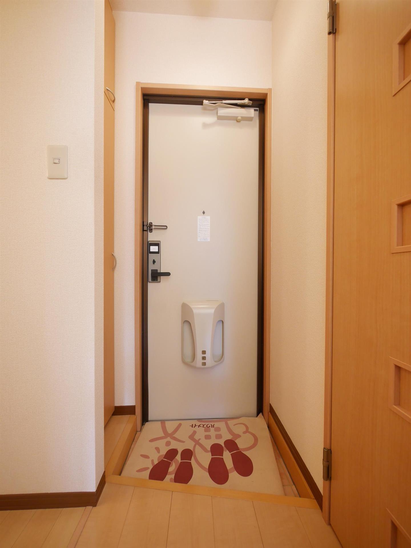 玄関　【同仕様写真】