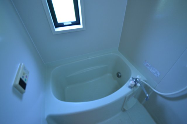 バス・シャワールーム　窓があって換気できるので便利です。