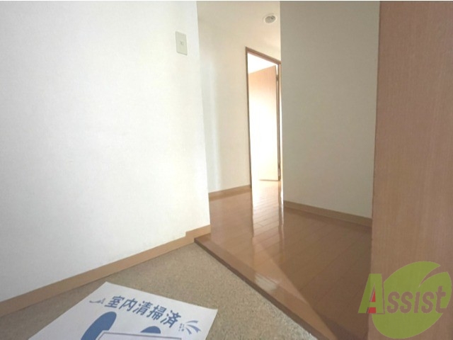 玄関　玄関から撮影しました。敷居が高くなくて安心ですね。