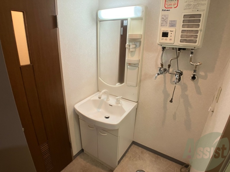 洗面設備　独立洗面台です。大きくてよいですね。シャンプーもできます。