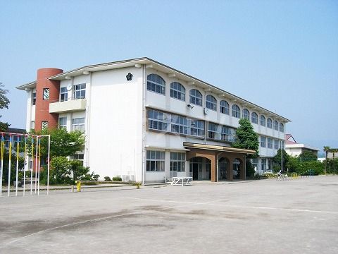 中学校　中郷中学校（中学校）まで821m