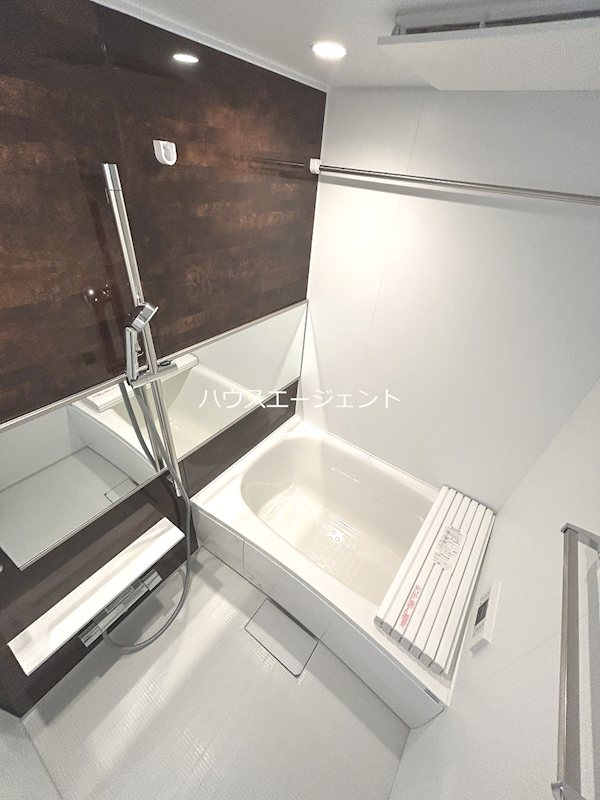 バス・シャワールーム　広々としたお風呂でゆったりできます。