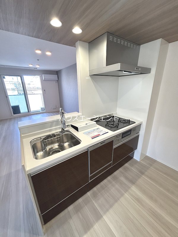 キッチン　広々としたシステムキッチンです。