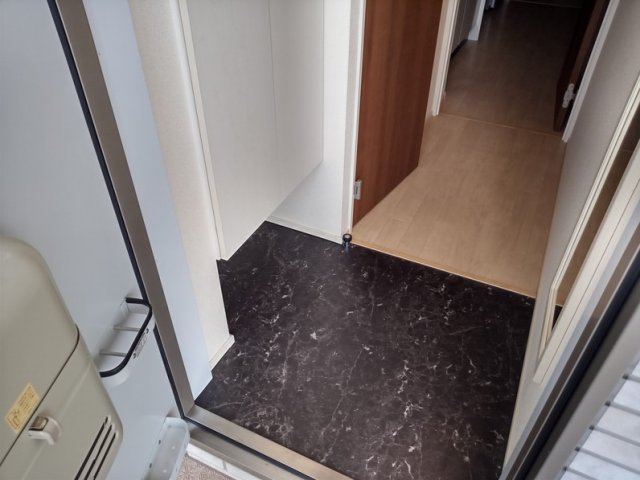 玄関　備品や設備仕様は号室等により異なります現地をご確認ください。