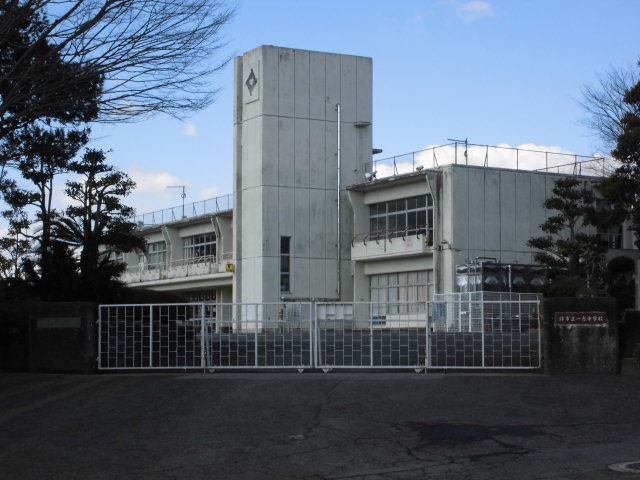 中学校　津市立一志中学校（中学校）まで2054m
