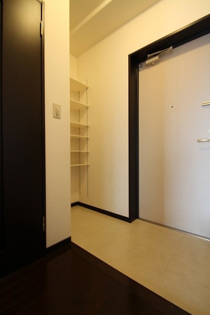 玄関　同物件、別号室のものです。