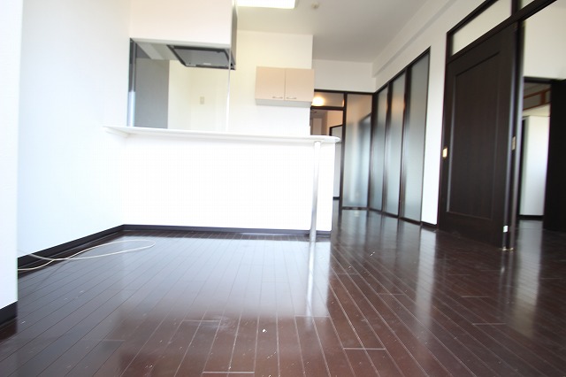 居室・リビング　同物件、別号室のものです。