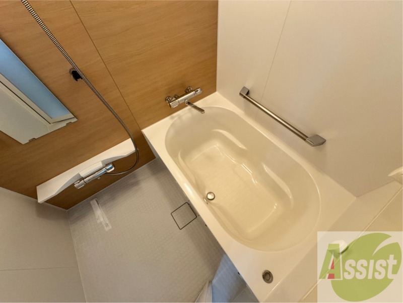 バス・シャワールーム　バスルームは狭すぎず、シャワーも浴びやすそうです。