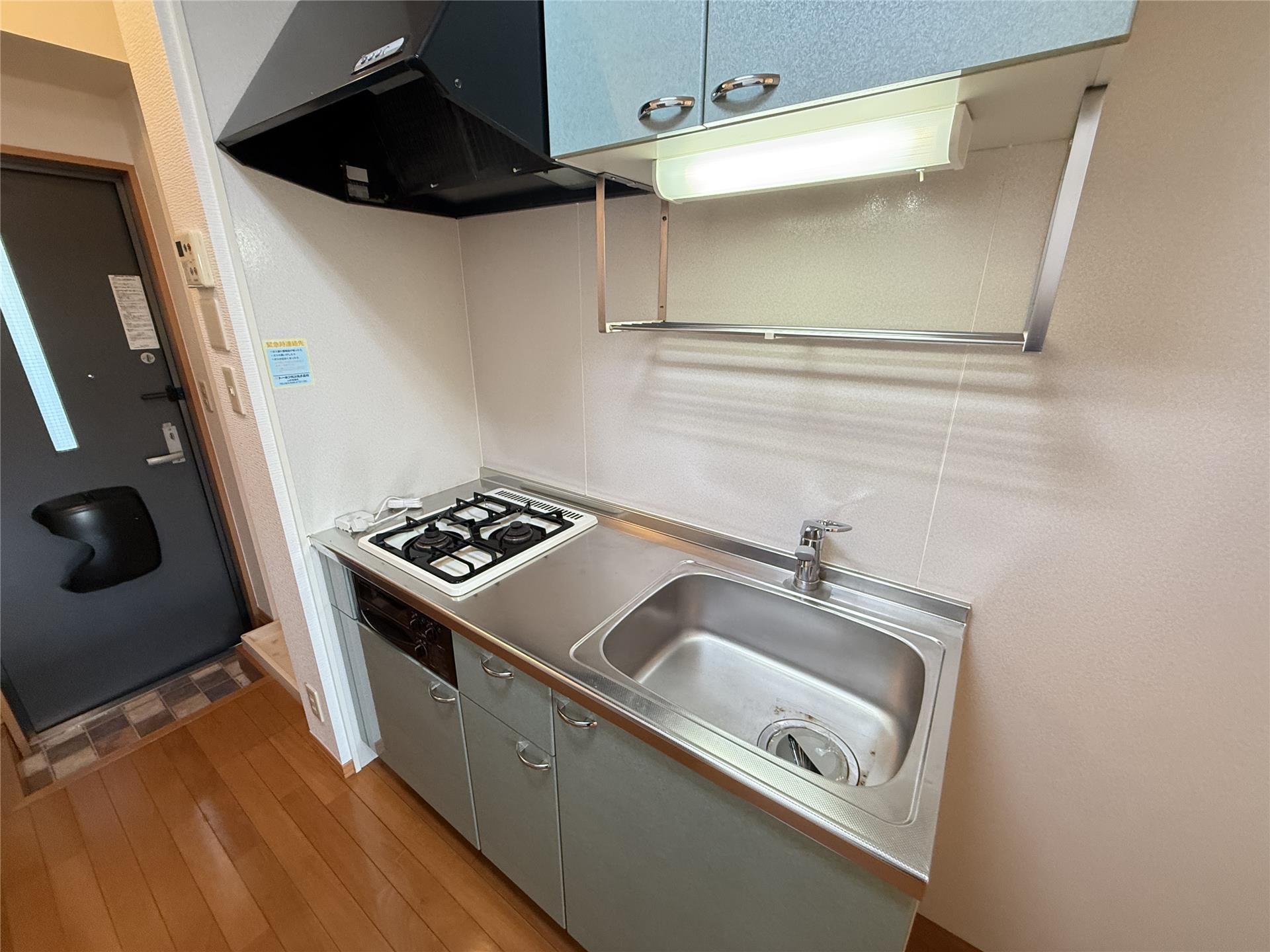 キッチン　コンロ付きですぐにお料理ができますね