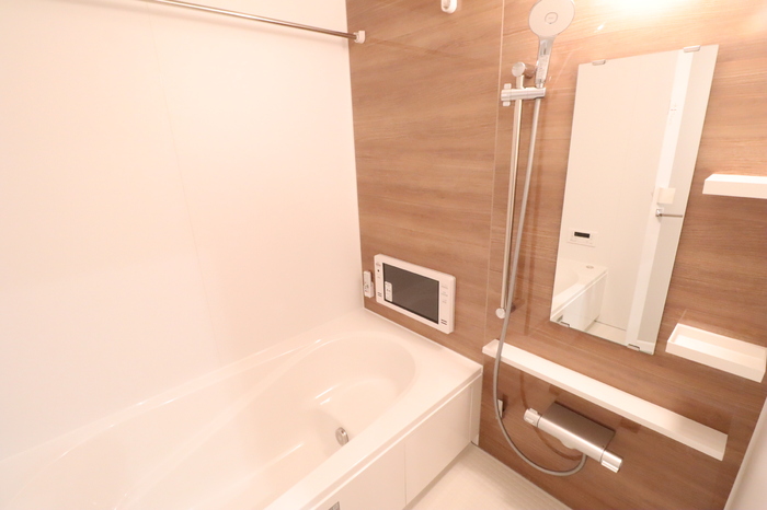 バス・シャワールーム　浴室乾燥機＆追い炊き機能付きです。