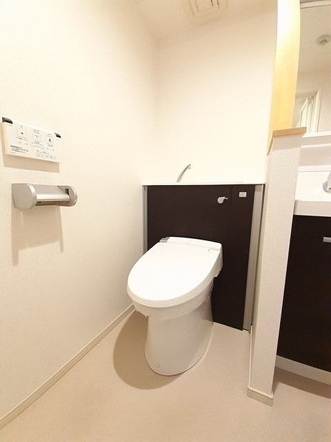 トイレ　嬉しいウォシュレット機能付きです。